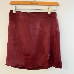 Aritzia Wilfred maroon mini skirt. 100% viscose with satin finish.